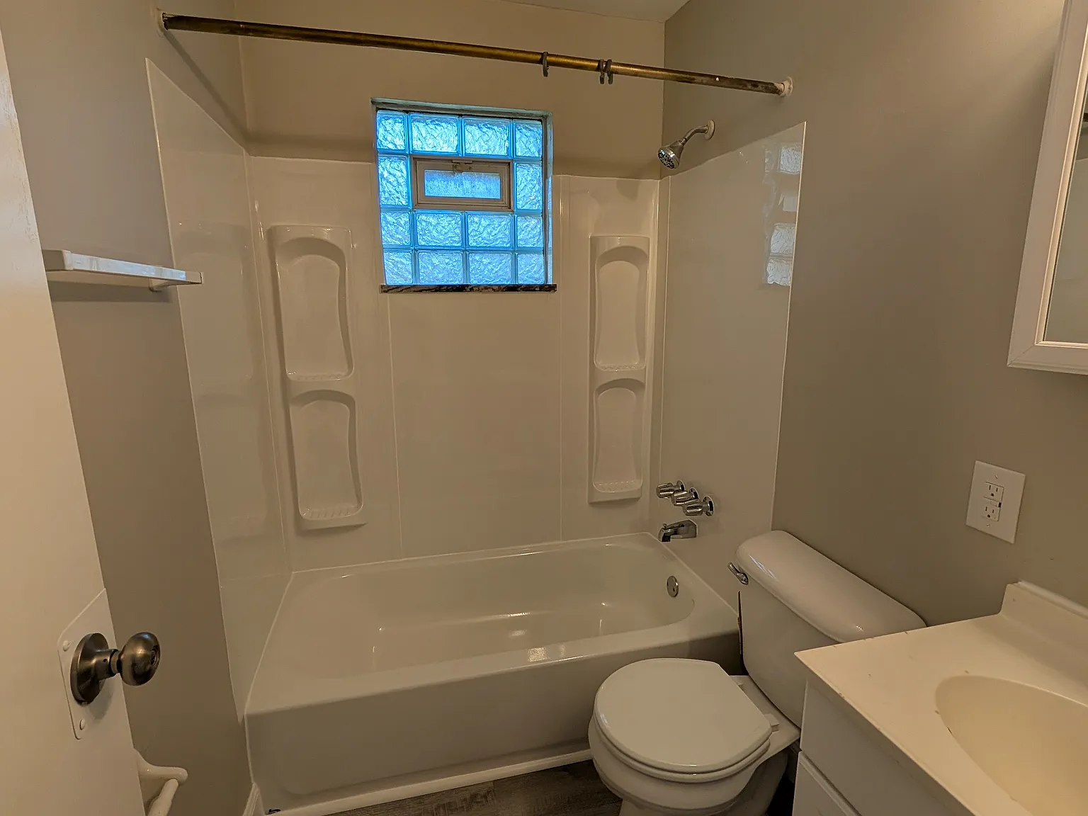2 bed, 1000 sqft, $1,100 — Photo 3