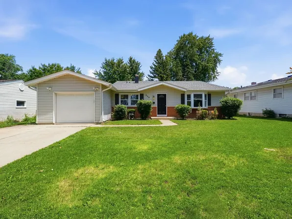 256 Walnut Dr, St Charles, IL 60174