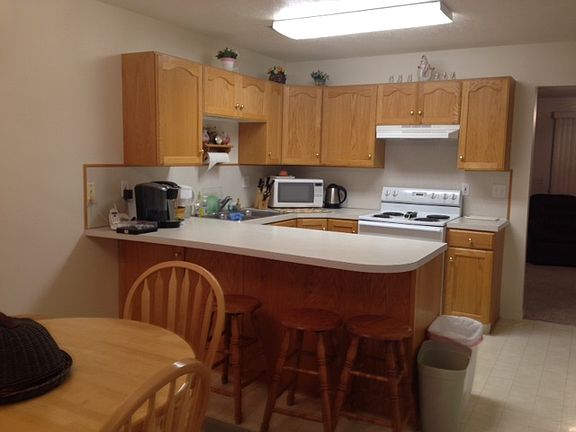 4th image of 930 N Newberg Dr