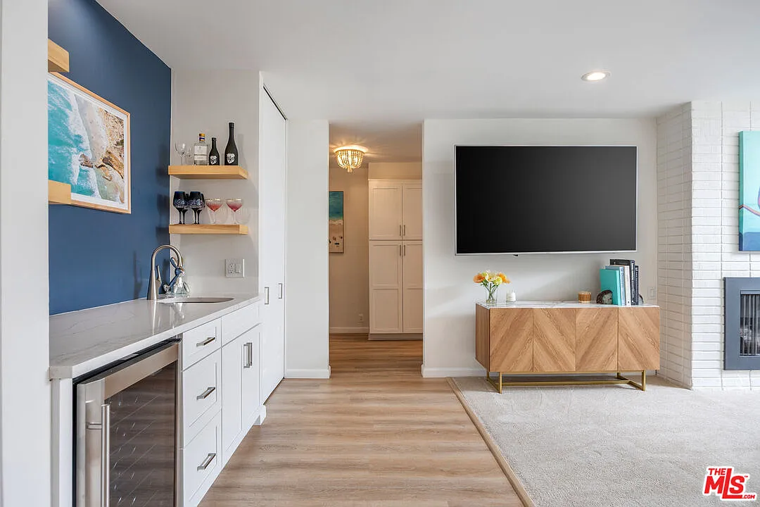 2 bed, 2.0 bath, 1362 sqft, $6,500 — Photo 3