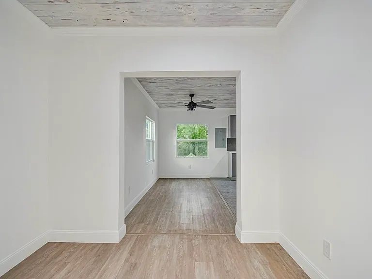 318 N E St — Photo 6