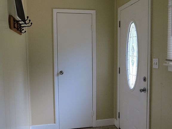 FOYER/ENTRANCE WITH WALK-IN 