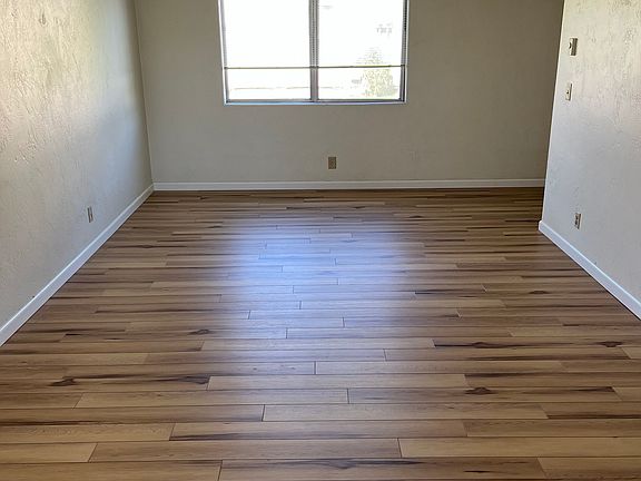 3rd image of 32 U St