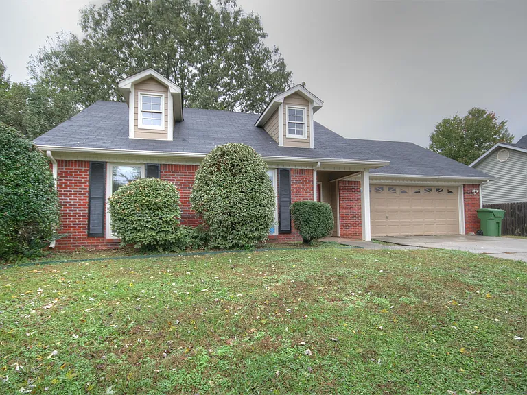 104 Hollington Dr NE — Photo 1