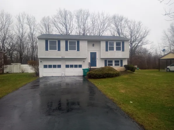 6614 Royal Pkwy S, Lockport, NY 14094