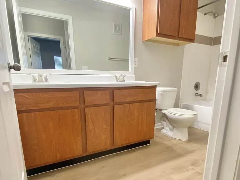 At Vance Jackson, we have all you need to feel right at home. Located in beautiful San Antonio, our prime location is near many restaurants, retail, and much more.