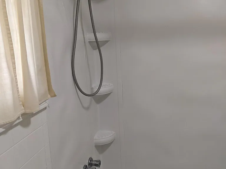 Bathroom with shower/tub