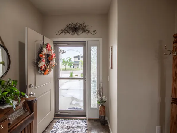 838 Mayflower Dr, Bismarck, ND 58504