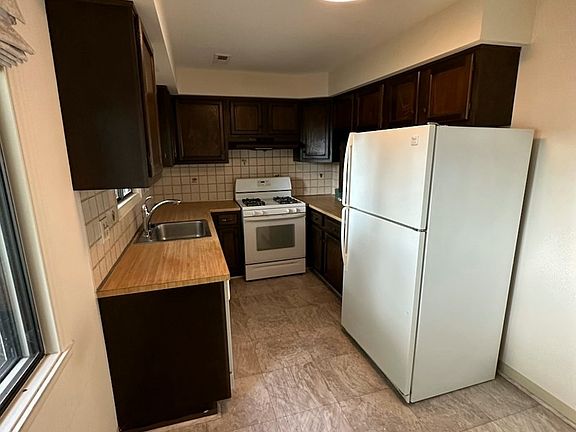 4th image of 1047 Shannock Ln