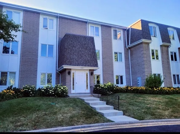 113 E Winchester Rd APT C, Libertyville, IL 60048