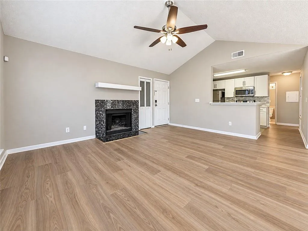 3 bed, 2.0 bath, 950 sqft, $1,900 — Photo 3