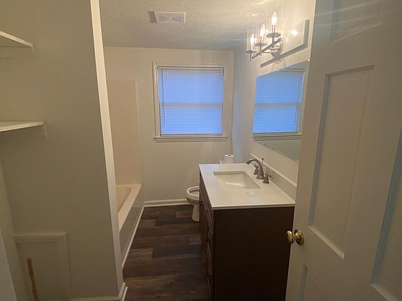 4th image of 465 Pell Ave