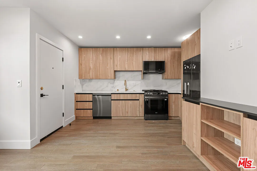 3 bed, 2.0 bath, 1000 sqft, $4,400 — Photo 3