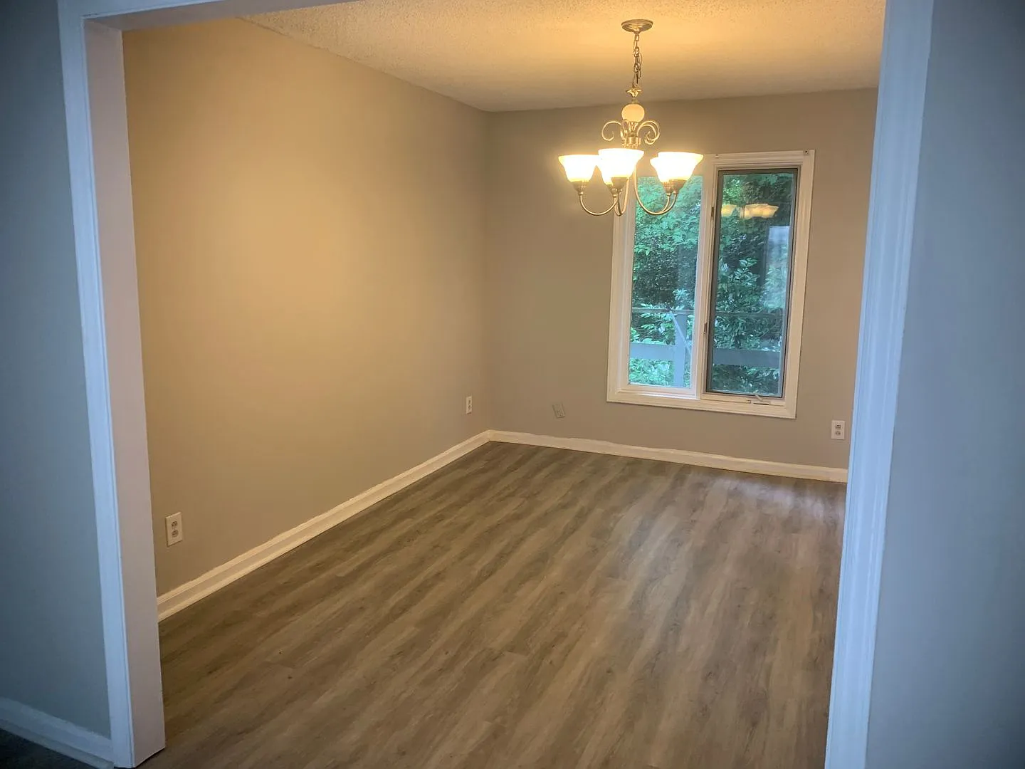 Spacious 3 Bedroom Townhome — Photo 4