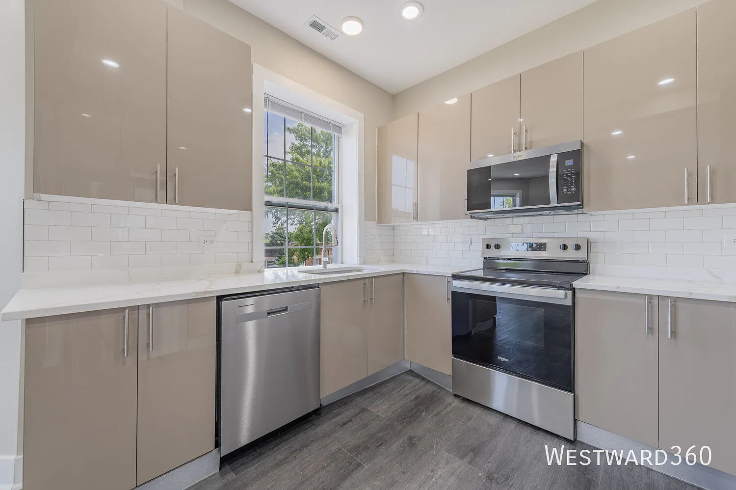 Luxury 2BR/ 2BA With Office, South Side Gem Near Hyde Park & Downtown — Photo 3