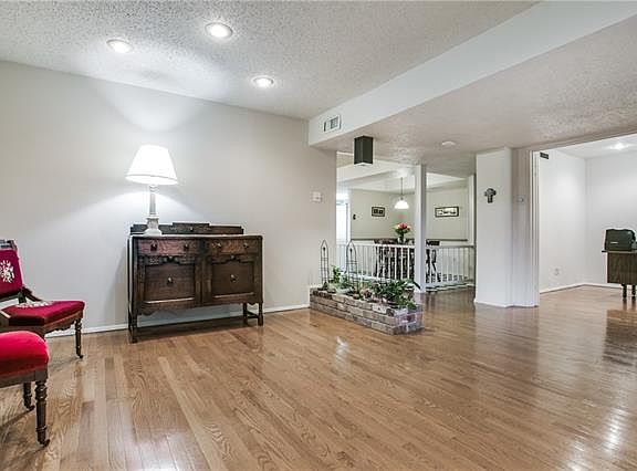 3rd image of 6715 Winterwood Ln