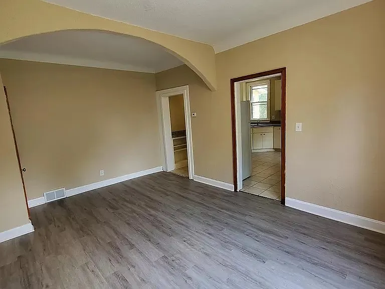576 Bay St — Photo 10