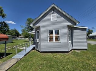 208 Burkett St, Benton, IL 62812