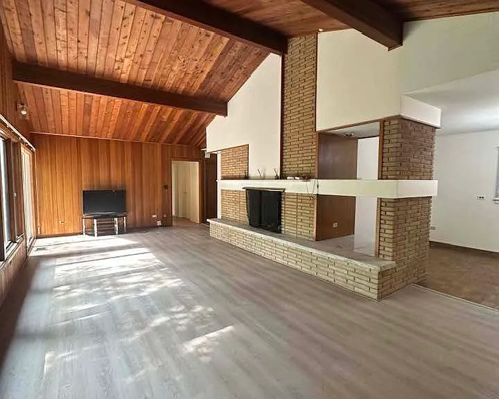 2030 Crestwood Ln — Photo 3