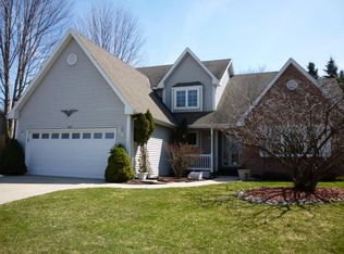 421 Deer Ridge Dr, West Bend, WI 53095