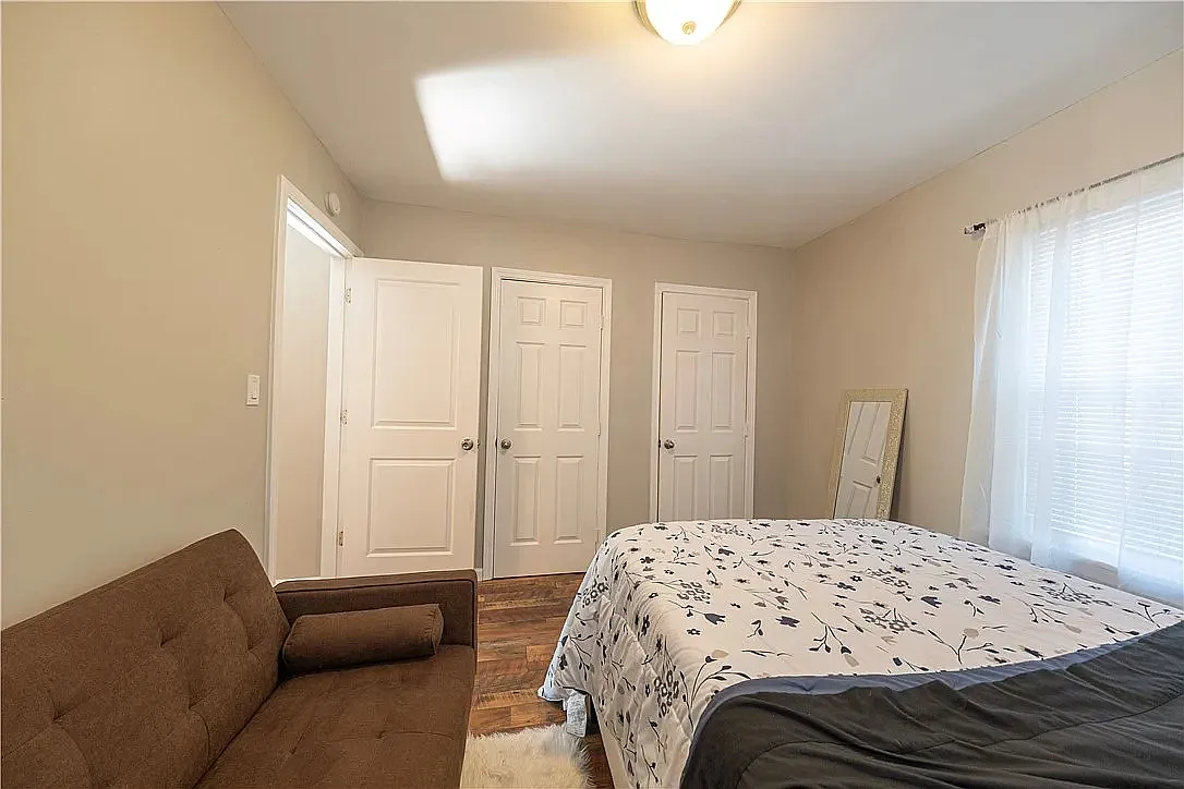 2 bed, 1080 sqft, $2,200 — Photo 2