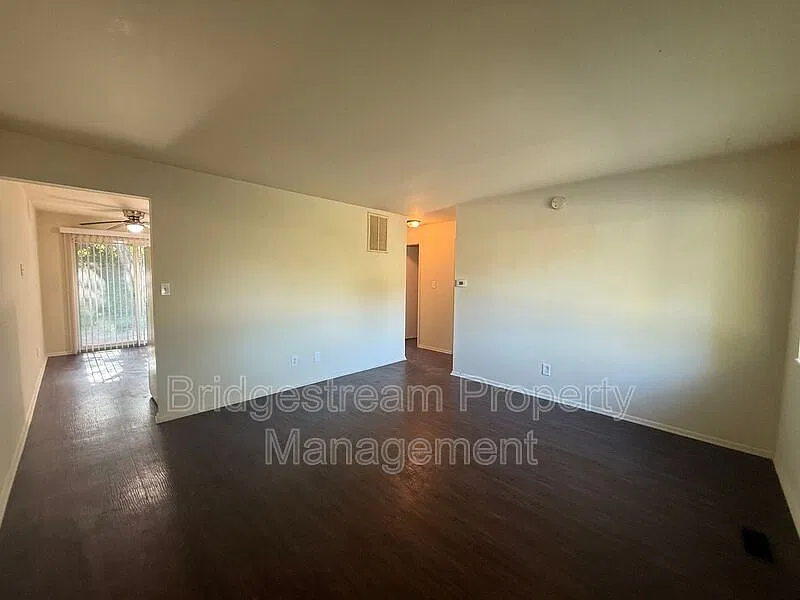 2 bed, 1.0 bath, 750 sqft, $925 — Photo 1