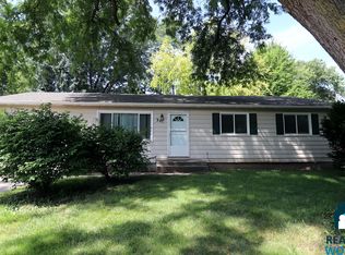 241 E Cherrywood Dr, Lincoln, NE 68510