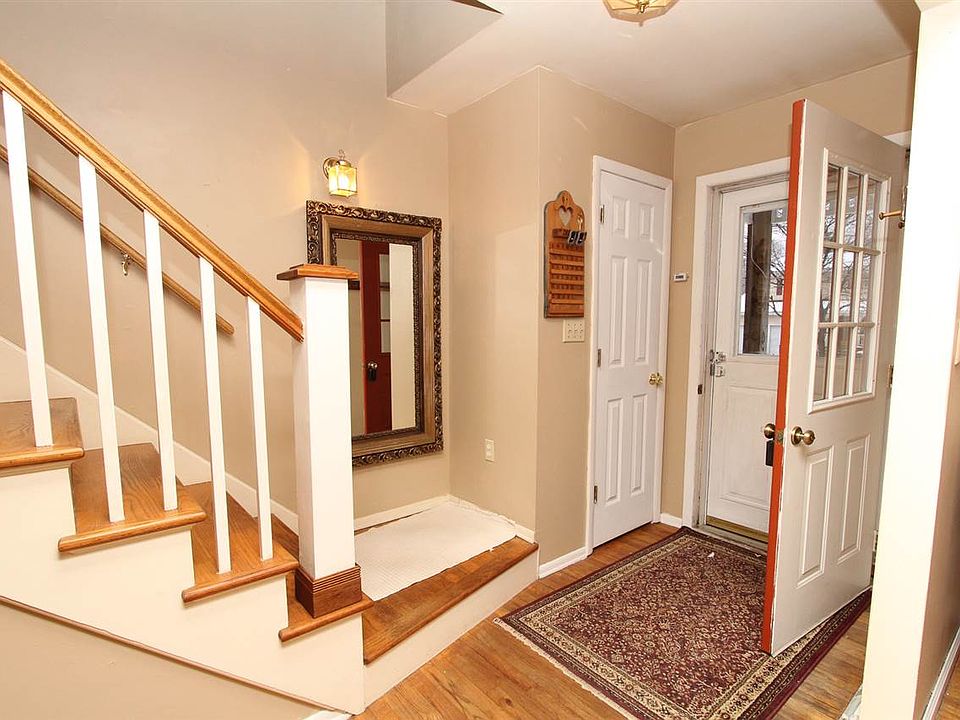1st image of 9 Frederick Dr