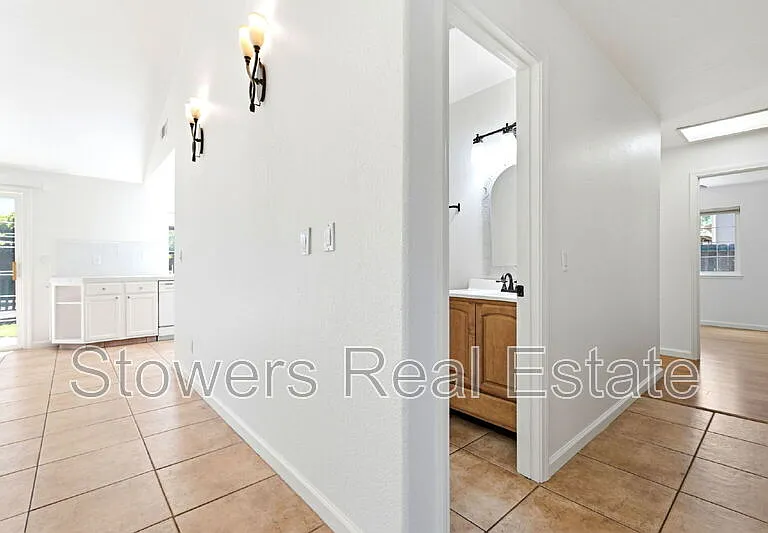 318 Joyce St — Photo 23