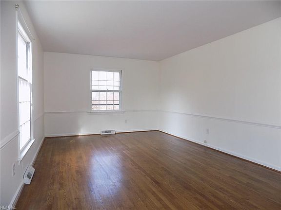 5th image of 10 Poindexter Pl