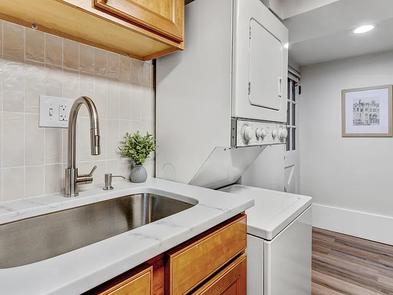 1002 C St NE #B — Photo 11