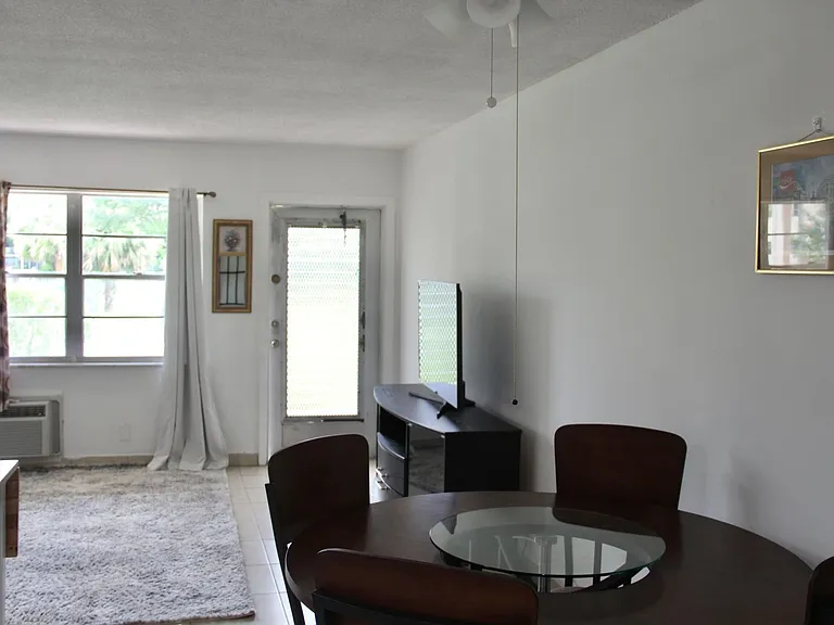 175 Canterbury Dr W #175 — Photo 4