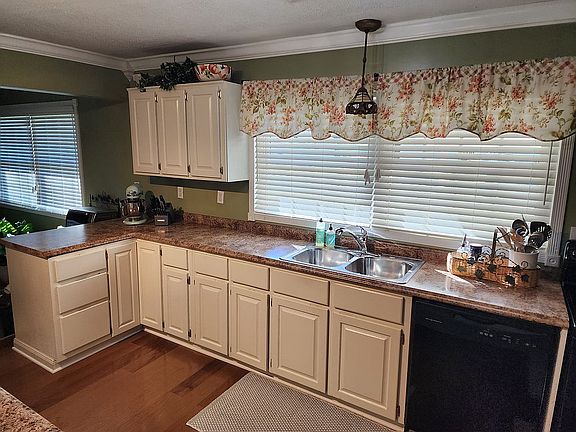 5th image of 864 Horseshoe Dr