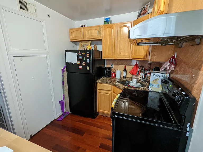 1110 Green St #2R — Photo 3