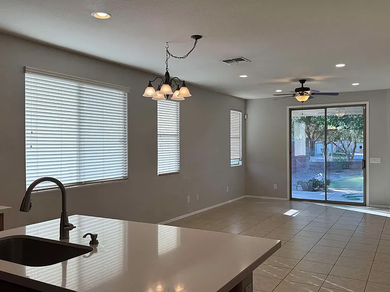 1376 E Mia Ln — Photo 4