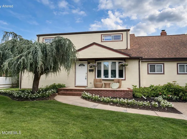 7 Carole Dr, Oakhurst, NJ 07755