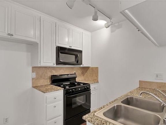 4th image of 7035 Woodley Ave Unit 128