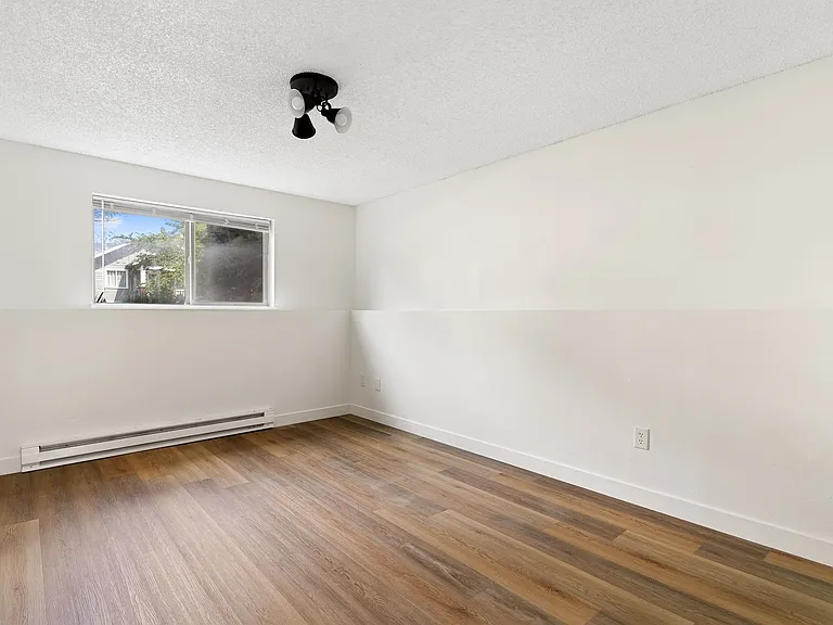 1036 E Desmet Ave — Photo 8