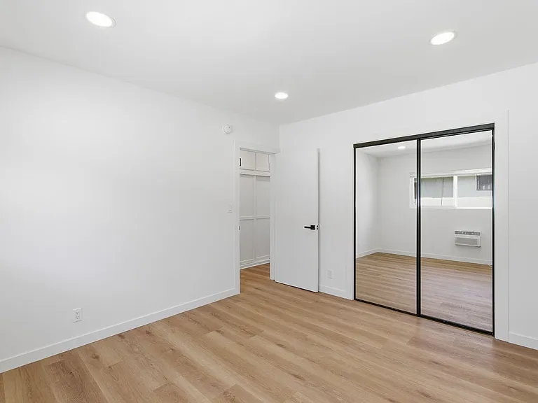 7305 Variel Avenue — Photo 24