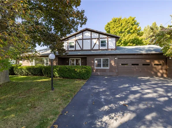 8 Flagstaff Dr, Rochester, NY 14622