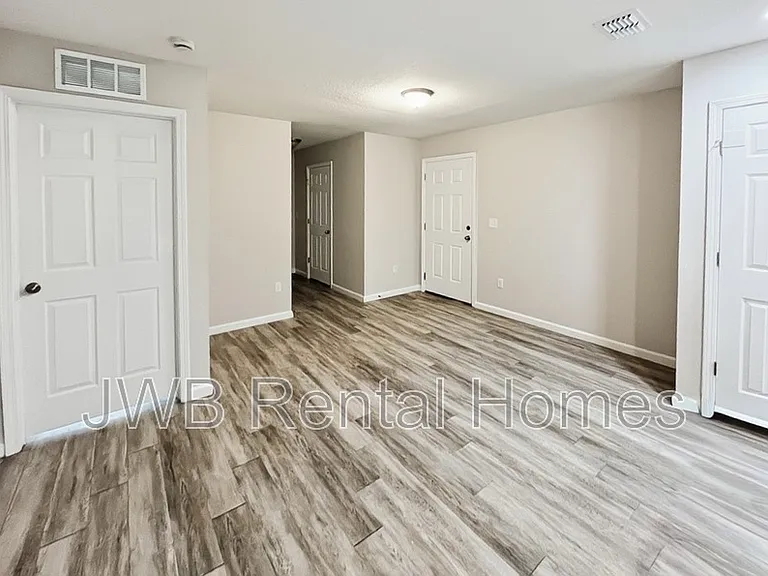 1209 Ellis Rd S — Photo 10