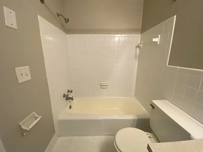 Executive House Apartments — Photo 40