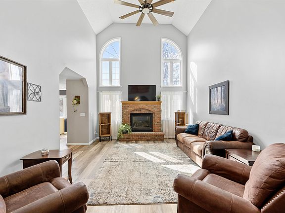 5th image of 1702 Eaglecrest Rd