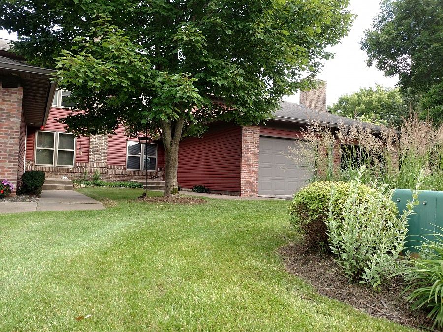 2nd image of 402 Hunter Hill Rd
