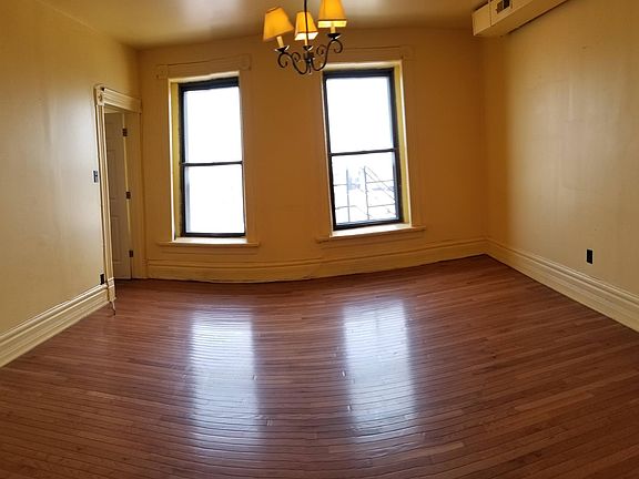 5th image of 1543 W Chicago Ave