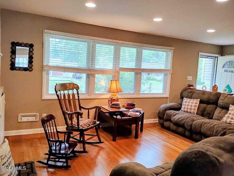 3rd image of 44 Saratoga Drive