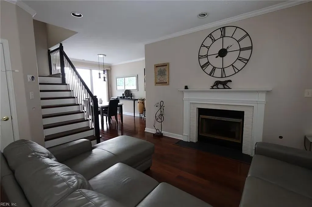 3 bed, 2.5 bath, 1939 sqft, $2,600 — Photo 3
