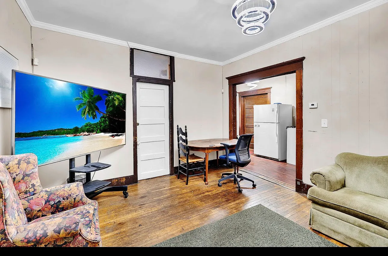 7 bed, 2400 sqft, $2,950 — Photo 3