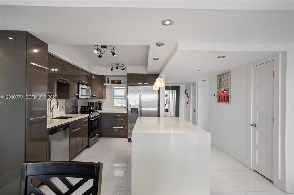 3050 N Palm Aire Dr APT 710, photo 5