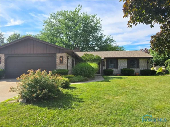 1242 Eastmeadow Dr, Oregon, OH 43616